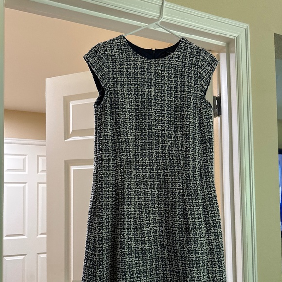 Ann Taylor dress to the knee and I am 5’2” 125 pounds. - Picture 1 of 4